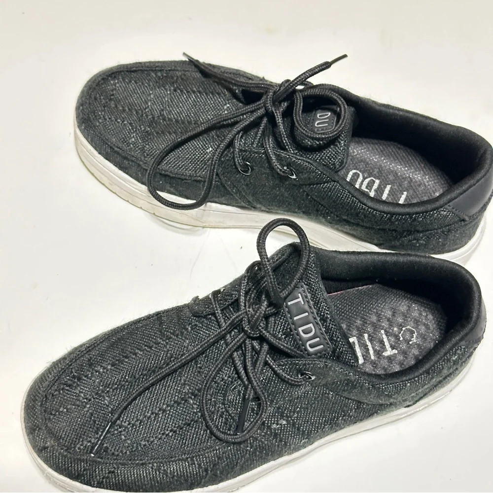 TIDU Black Lace-Up Sneakers – Women’s Size 7 (EU 37)